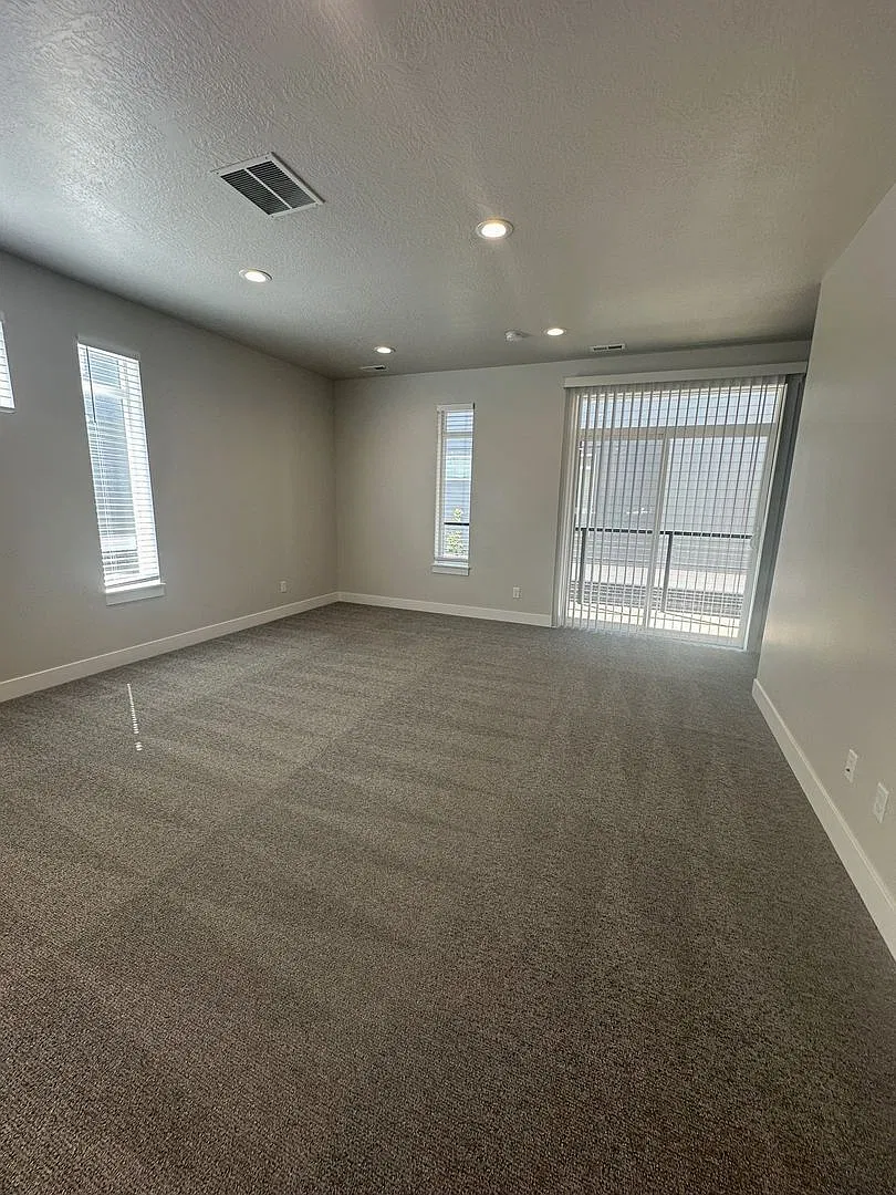 A 2 Bed, 2.5 Bath Deal That's Unboo-Lievable! Clearfield + 2 Weeks Free! — Photo 4