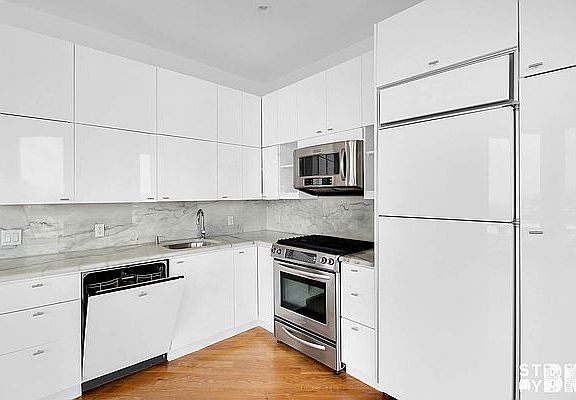 5th image of 525 Clinton Ave #3L