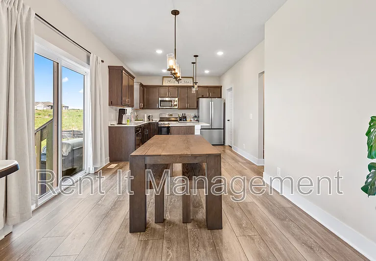 6910 Stony Point Dr — Photo 16