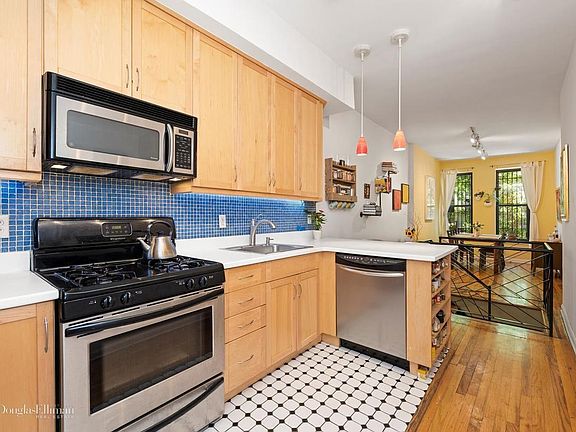 3rd image of 726 Sackett St APT 1R