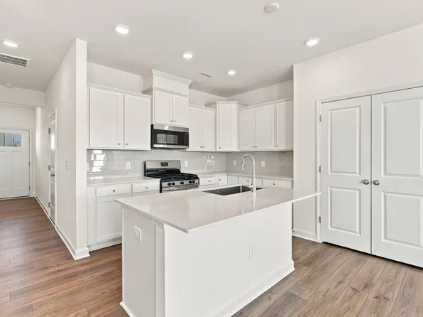 93 Chancellor Dr, Lillington, NC 27546