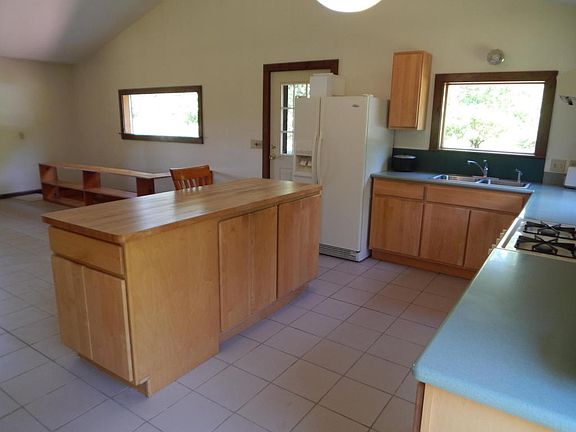 3rd image of 184 Hood Dr