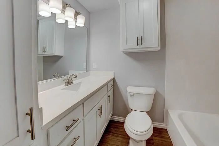 2639 E 10th St #4 — Photo 9