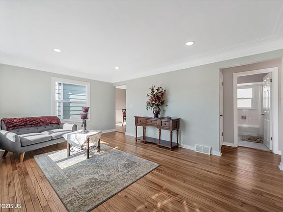 4th image of 112 Pearl St