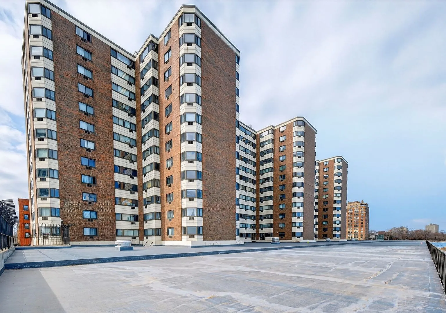 No Move-In Fee / No Deposit (Based On Credit) Lakefront Studio High-Rise Heat & Water Included! — Photo 3