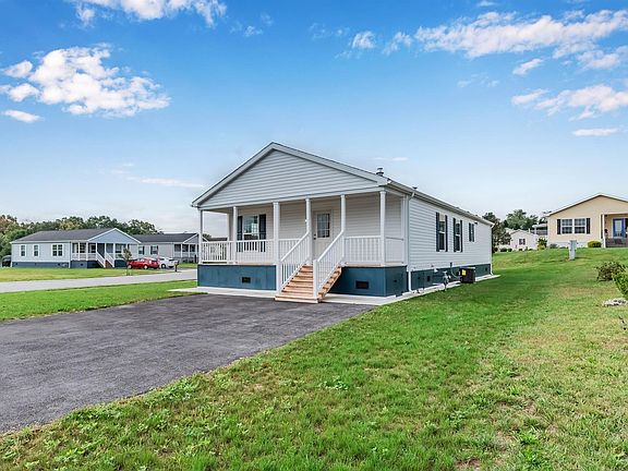 Exterior Image-3-Champion 319 Pine Manor