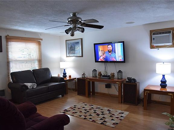 3rd image of 6321 Rosebelle Ave