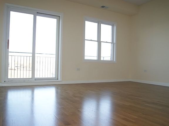 5th image of 2602 W Diversey Ave #402