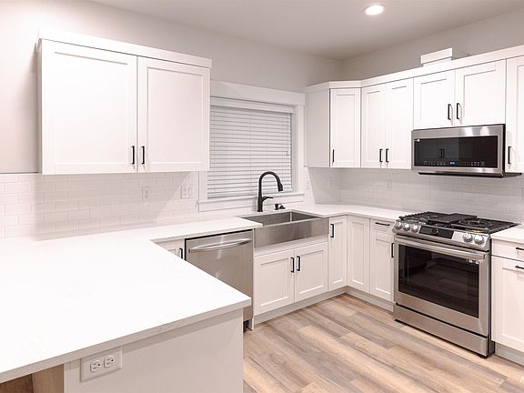 4th image of 424 Sunny Ln