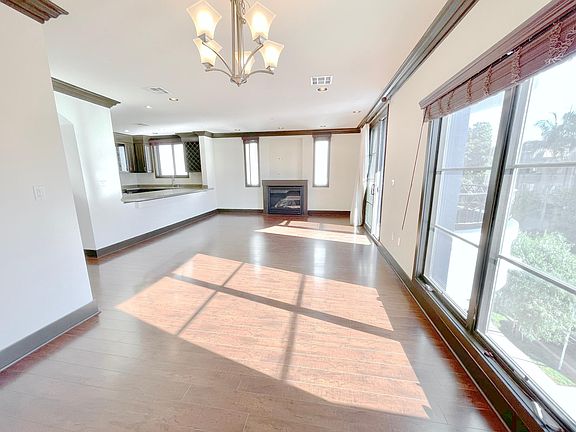 4th image of 11833 Darlington Ave #404