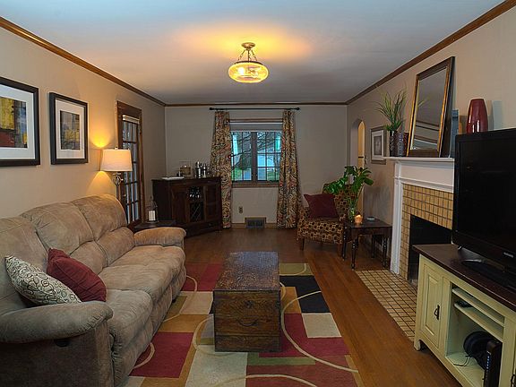 2nd image of 176 E Schreyer Pl