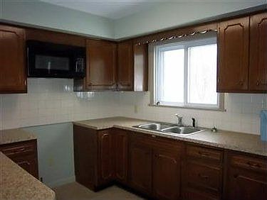 4th image of 937 Woodford Ave