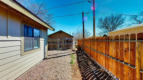 561 N 10th Pl Photo 1