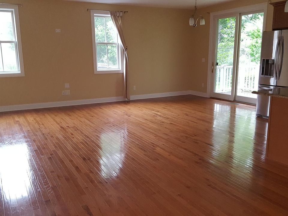 lovely living room / dining area