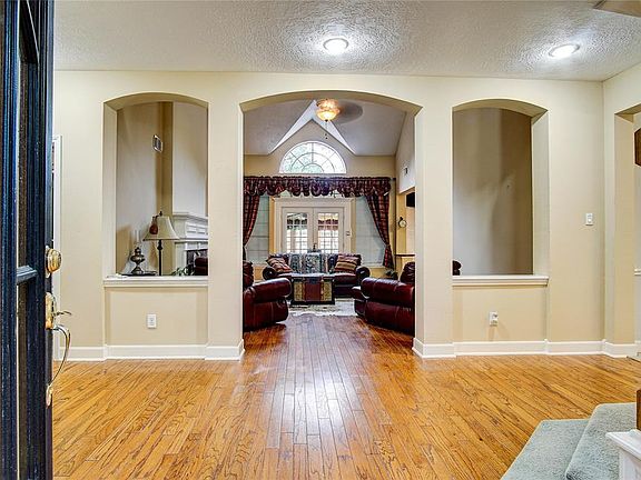3rd image of 1346 Crescent Parkway Ct