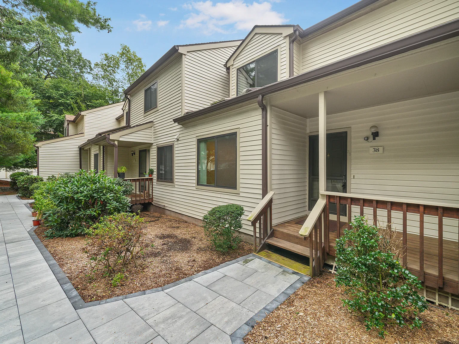 2 bed, 2.5 bath, 1895 sqft, $4,000 — Photo 1