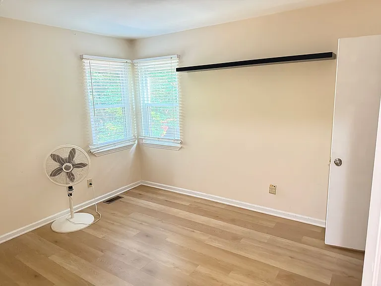 203 Aurora Ln — Photo 12