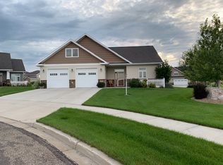 2830 Edgewood Cir, Bismarck, ND 58503