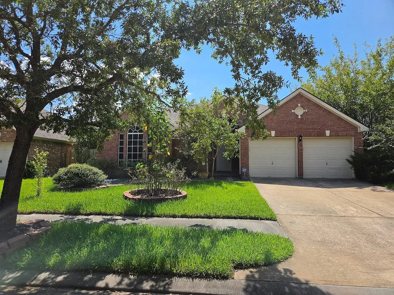 3 bed, 2.0 bath, 2318 sqft, $2,350 — Photo 1