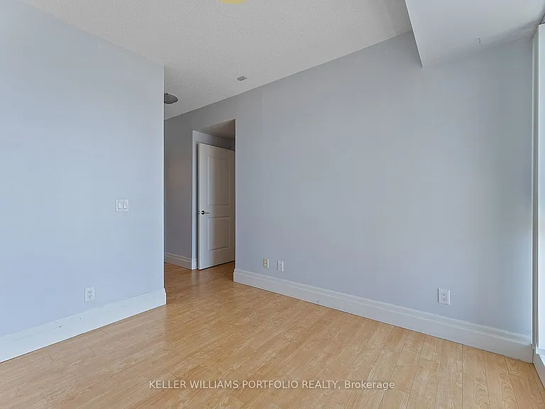 39 Upper Duke Cres #607 — Photo 17