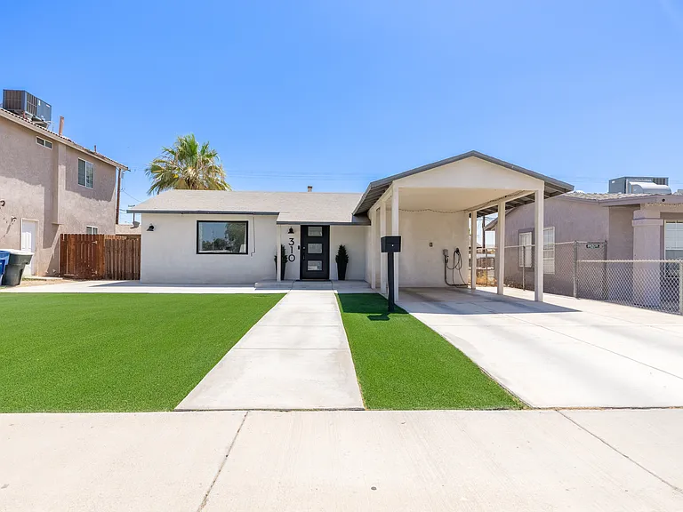 310 S D St — Photo 2