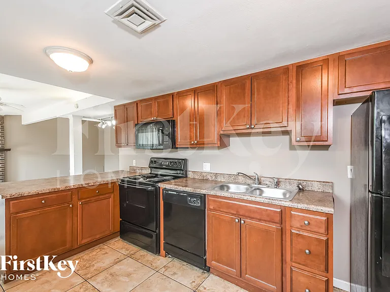 2240 Cherry Ln — Photo 6