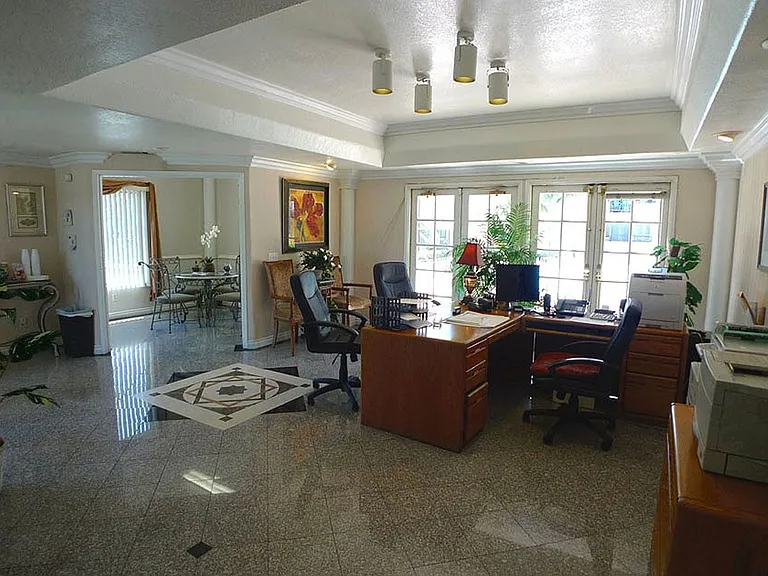Alcantara Home Apts — Photo 17