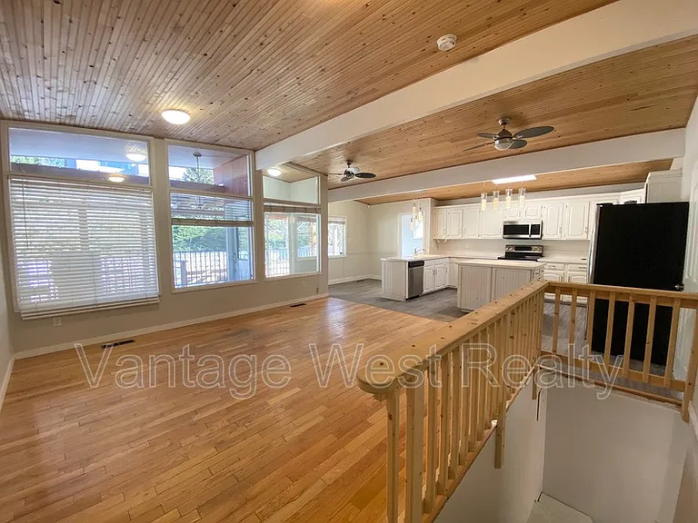 1319 Kelglen Cres #A — Photo 12