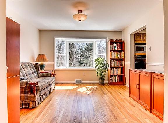 Dining room w/ large bay window