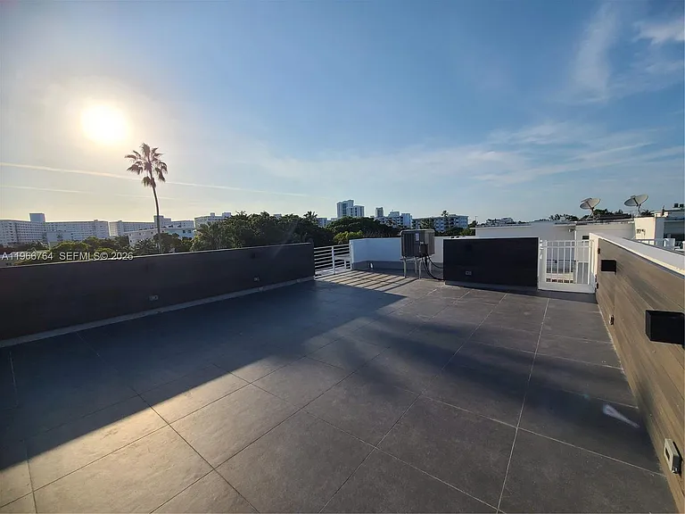 825 Michigan Ave #7 — Photo 34