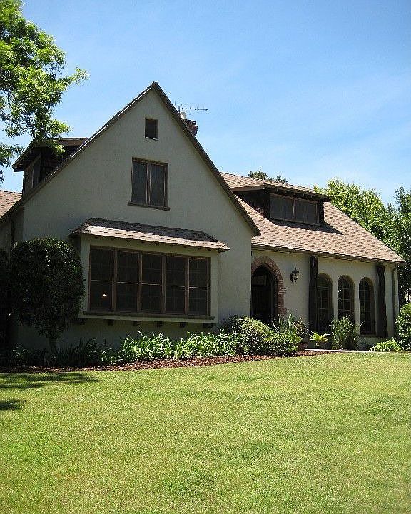 2nd image of 715 Lakewood Pl