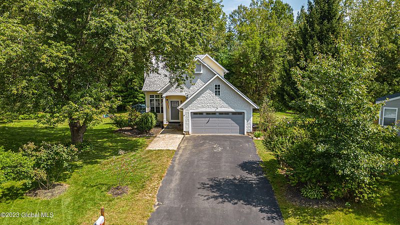 2nd image of 8 Middleborough Court