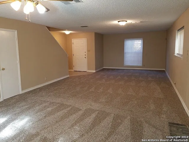 Large 4 bedroom 2 1/2 bath in Northwest Crossing Subdivision. 2295 sq. ft. — Photo 3