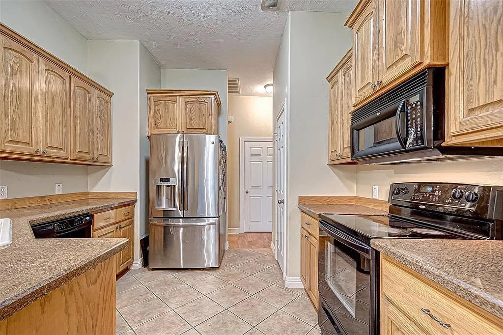3 bed, 2.0 bath, 1764 sqft, $2,350 — Photo 2