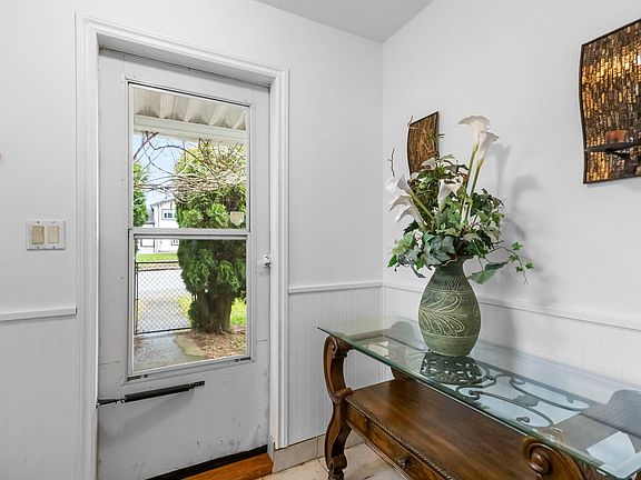 2nd image of 7566 Dunsmuir St