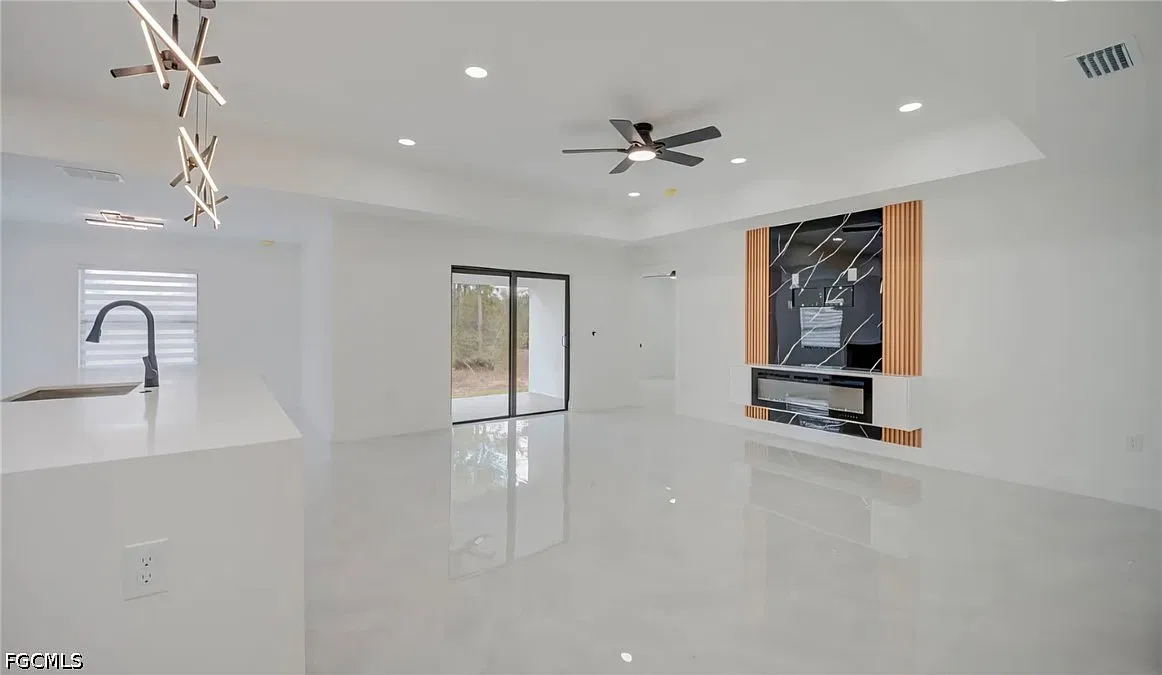 3 bed, 2.0 bath, 1437 sqft, $2,200 — Photo 2