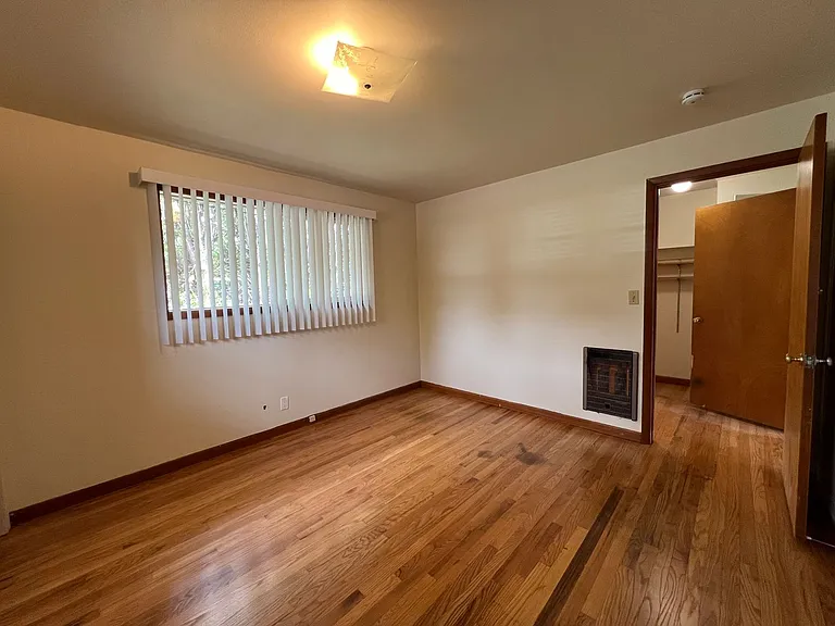 W1319 - Hudson's Bay Court — Photo 11