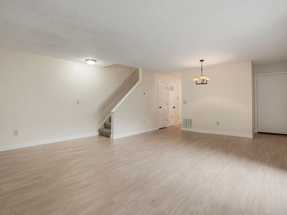 Entry to Kitchen/Stairs to Upstairs/Front Door