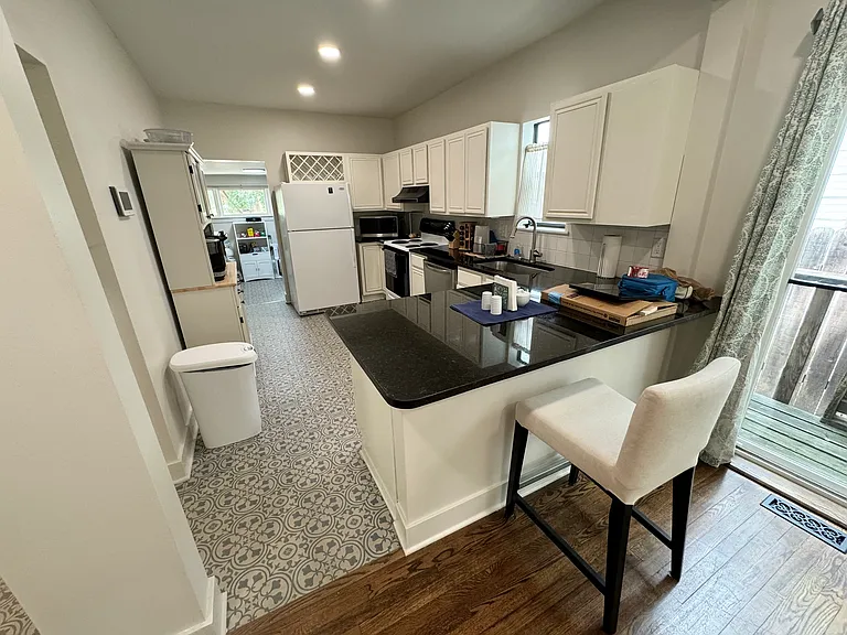 1005 N Waco Ave — Photo 3