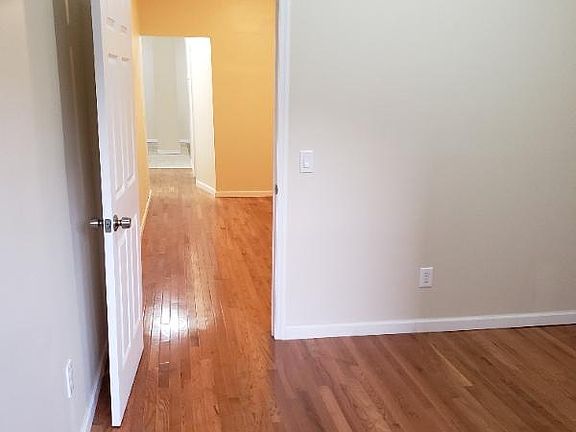 5th image of 2286 Beaumont Ave