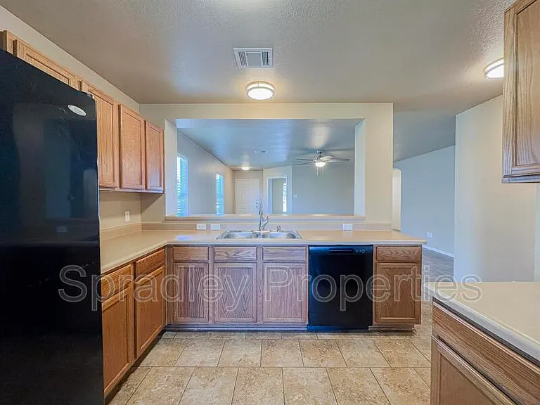 212 Avrshire Ln — Photo 10