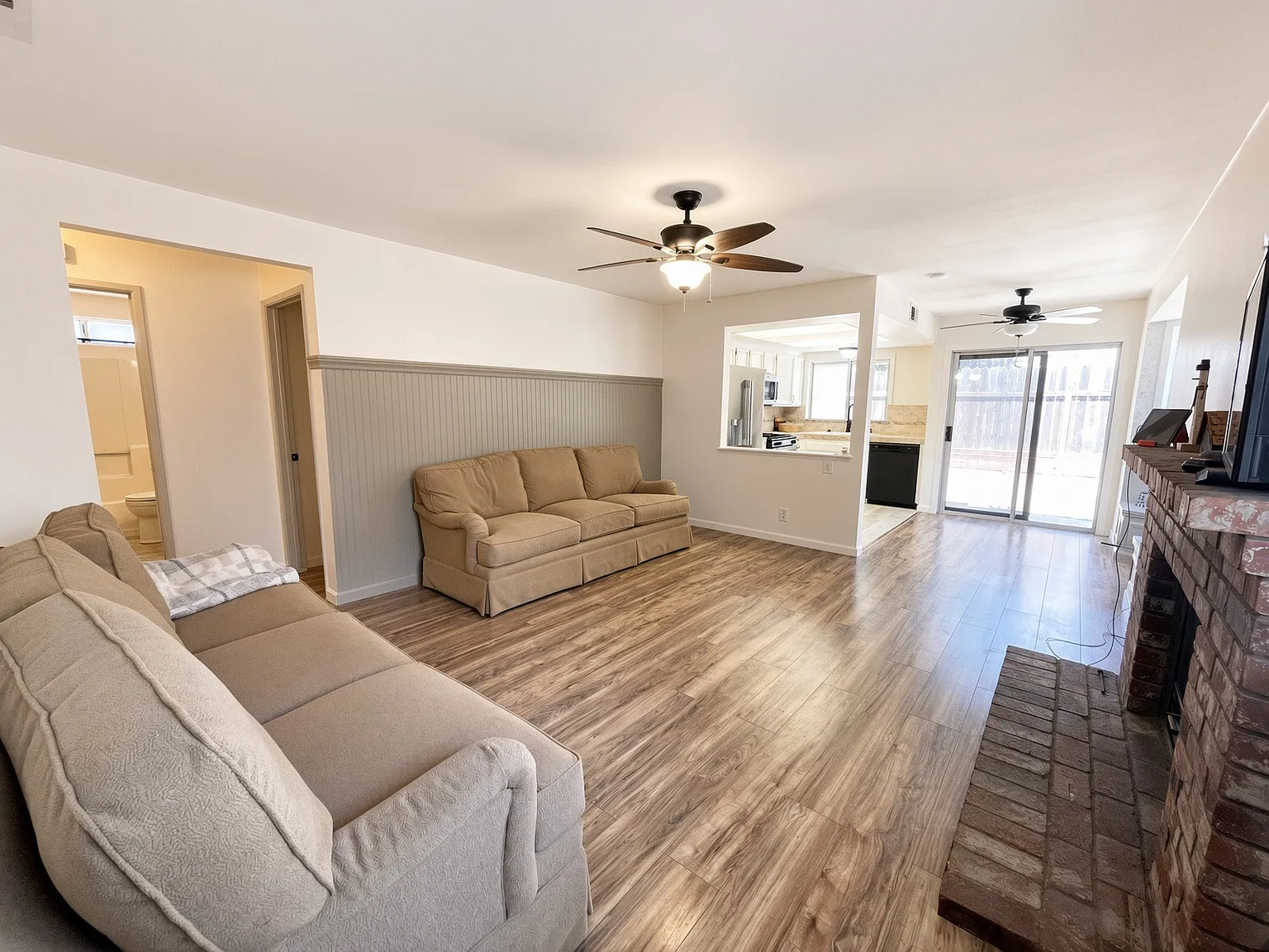 3 bed, 1056 sqft, $3,650 — Photo 2