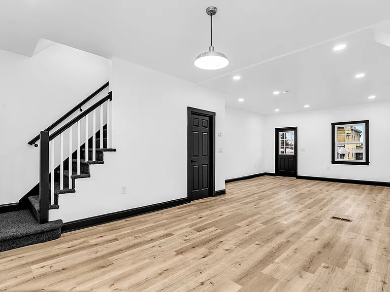 214 E 16th Ave — Photo 6