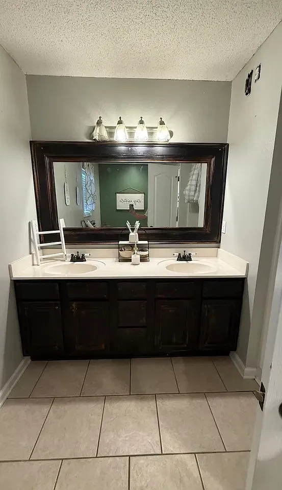3 bed, 1350 sqft, $2,100 — Photo 4