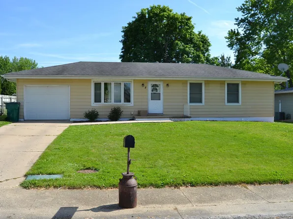 8 Holly Dr, Clinton, IL 61727