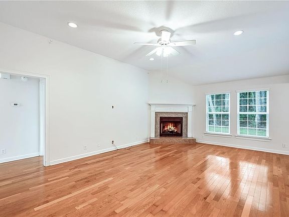 4th image of 19 Sugarberry Ct