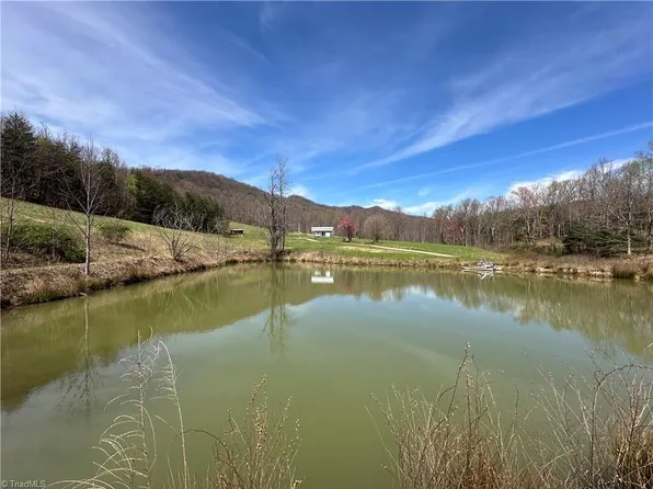 277 Beauty Shop Rd, Lambsburg, VA 24351