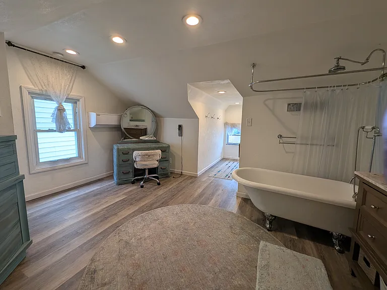 3rd floor: bathroom 2