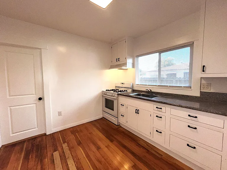 343 W 16th St — Photo 8