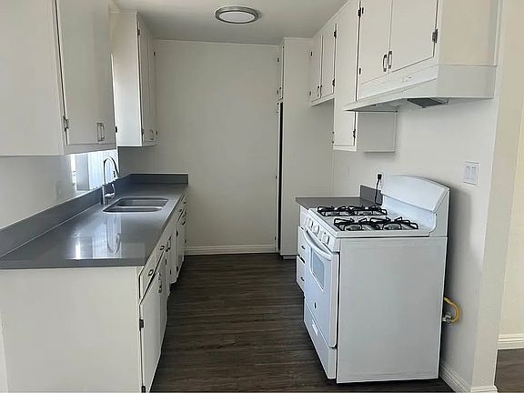 4th image of 820 W Beach Ave #16